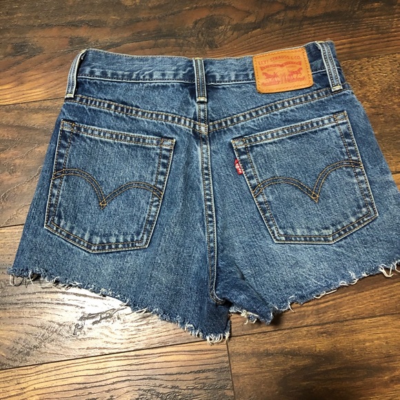 🔴SOLD 🔴Levi’s size 24 shorts - Picture 2 of 4